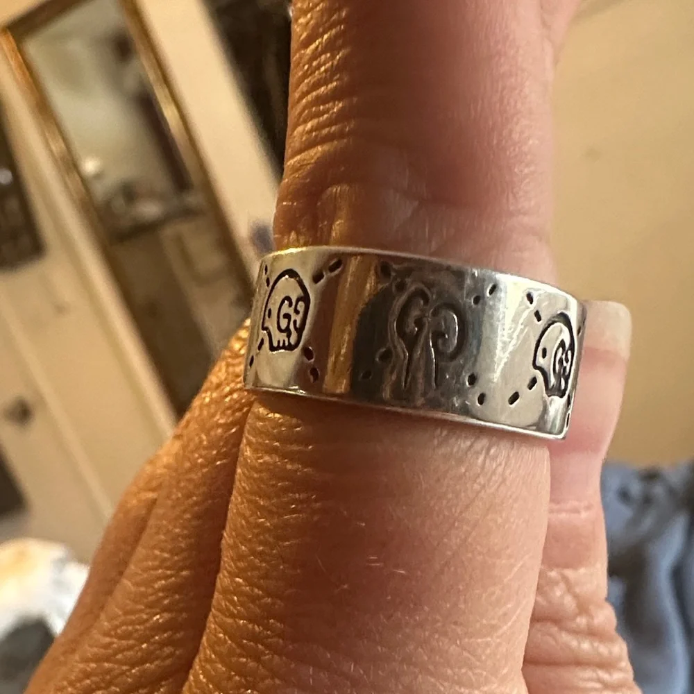 Gucci Silver Ring with Intricate Detailing - Picture 3 of 4